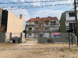 En zona barrio de Santa Teresita venta de departamento con simple.
