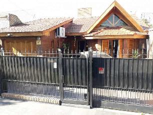 En zona resid. de Monte Grande venta de chalet con 3 dormitorios.