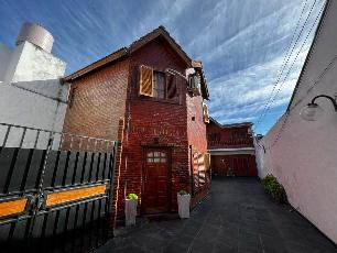 En Banfield Oeste venta de casa de 15 años de antigüedad.
