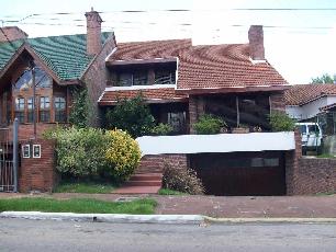 En zona resid. de Bernal Centro venta de chalet con garage.