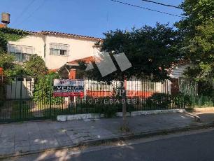 En zona barrio de Bernal Centro chalet a una cuadra de avenida principal en venta.