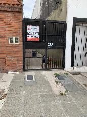 En zona barrio de Bernal Oeste Quilmes casa fondo de 2 ambientes en venta.
