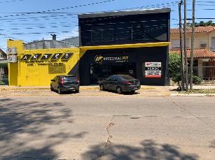 A 6 cuadras de la estación en Bernal Centro salon con 3 baños en venta.