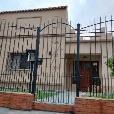 Alquiler de inmueble comercial de 4 ambientes en zona barrio de Barrio Parque Quilmes.