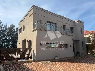 En zona barrio de Hudson GBA Sur casa de 4 ambientes en alquiler.