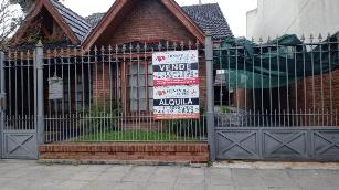 Alquiler de casa de 5 ambientes en zona barrio de Bernal Oeste.