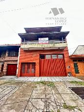 En zona resid. de Bernal Centro Quilmes casa con 3 baños en venta.