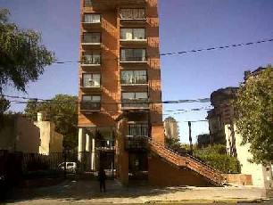 En zona comerc. de Tigre Centro alquiler de departamento de 2 ambientes.