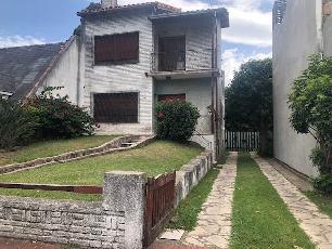 Chalet con garage en venta en zona resid. de Quilmes Oeste.