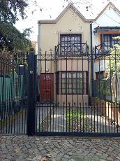En zona resid. de Bernal Centro venta de casa con 2 dormitorios.