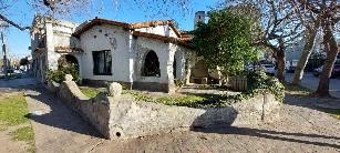 En zona barrio de Bernal Oeste venta de casa apto crédito.