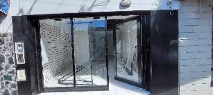 A 2 cuadras de la estación en Bernal Centro local de 10 años de antigüedad en venta.