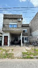 En zona barrio de Remedios de Escalada Oeste casa ph de 4 ambientes en venta.