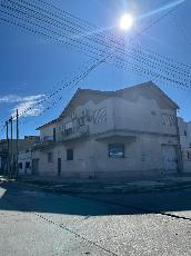 En zona barrio de Lanus Oeste casa para 2 familias con múltiple en venta.
