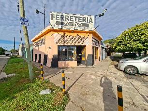Venta de casa con 3 dormitorios en zona barrio de Quilmes Oeste.