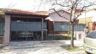 Casa con 2 dormitorios en venta en zona resid. de Bernal Centro.