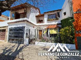 En zona resid. de Banfield Lomas de Zamora venta de chalet con 2 baños.