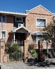 En zona com/res de Ezpeleta Oeste chalet de 3 pisos en venta.