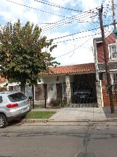 En zona com/res de Bernal Oeste Quilmes casa con múltiple en venta.