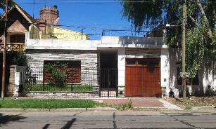 Venta de casa de 3 ambientes en zona com/res de Bernal Oeste.