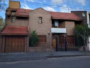 Casa de 2 pisos en venta en zona barrio de Lanus Este.