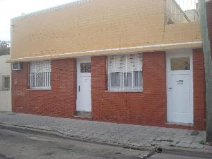 En zona barrio de Sarandi Este Argentina venta de casa con 3 dormitorios.