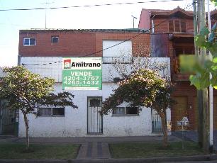 En zona barrio de Villa Dominico venta de casa para 2 familias sobre lote de 8.66 x 10.00.