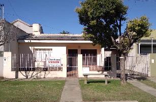 En zona barrio de Ameghino Buenos Aires venta de casa de 4 ambientes.