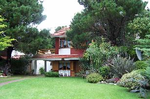 Chalet de 2 pisos en venta en zona resid. de Costa del Este.