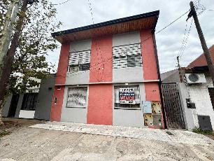 Alquiler de departamento tipo casa a una cuadra de avenida principal oportunidad en Bernal Oeste.