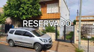 En zona barrio de Ramos Mejia Sur casa para 2 familias sobre lote de 8.66 x 24.00 en venta.