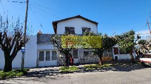 En zona barrio de Ramos Mejia Sur chalet de 4 ambientes en venta.