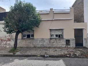 Casa con 2 dormitorios en venta en zona resid. de Haedo Sur.