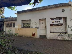 En zona barrio de Villa Luzuriaga venta de casa de 70 años de antigüedad.
