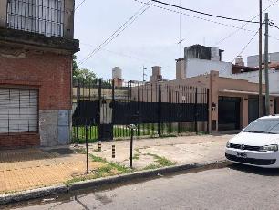 En zona barrio de Bernal Oeste casa de 110 m² en venta.