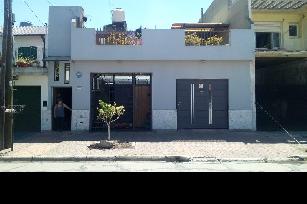 En Ramos Mejia venta de casa con 2 baños.