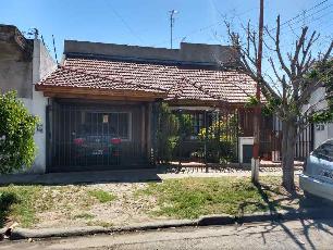 Casa apto crédito en venta en zona resid. de Gregorio de Laferrere.