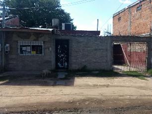 Casa con simple en venta en zona barrio de Gregorio de Laferrere.