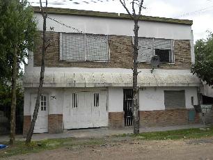 En zona resid. de Gregorio de Laferrere La Matanza venta de casa con garage.