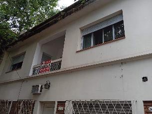 En zona com/res de Castelar Norte Moron inmueble comercial a una cuadra de avenida principal en alquiler.