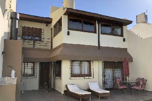 En zona comerc. de Ramos Mejia Sur chalet en estado excelente en venta.