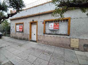 En zona barrio de San Justo Argentina venta de casa en estado bueno.