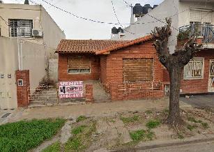 En zona barrio de Ramos Mejia Sur venta de casa en estado bueno.