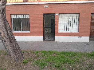 En zona barrio de Villa Dominico Avellaneda departamento tipo casa de 3 ambientes en alquiler.
