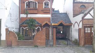 En zona resid. de Ramos Mejia Sur venta de casa en estado m.bueno.