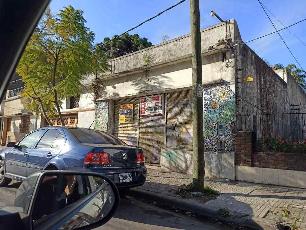 Venta de casa en estado regular en zona resid. de Ramos Mejia Sur.