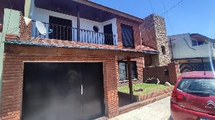 En zona barrio de Villa Sarmiento Moron chalet de 280 m² en venta.