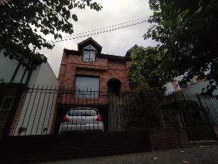 Venta de chalet de 3 pisos a 7 cuadras de la estación en Ramos Mejia Sur Argentina.