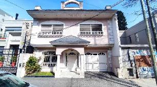 En zona barrio de Ramos Mejia Sur La Matanza venta de casa de 2 pisos.