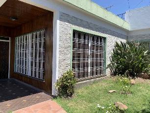 En zona res/ind de San Justo venta de casa de 3 ambientes.